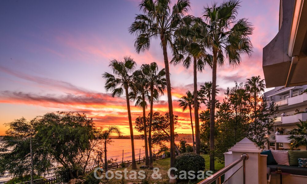 Exclusivo apartamento en primera línea de playa con vistas panorámicas al mar en venta en el centro de Estepona 795953
