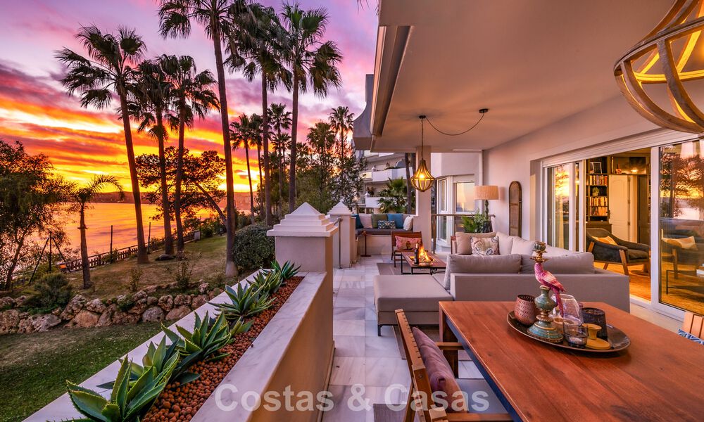 Exclusivo apartamento en primera línea de playa con vistas panorámicas al mar en venta en el centro de Estepona 795955