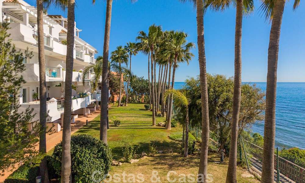 Exclusivo apartamento en primera línea de playa con vistas panorámicas al mar en venta en el centro de Estepona 795959