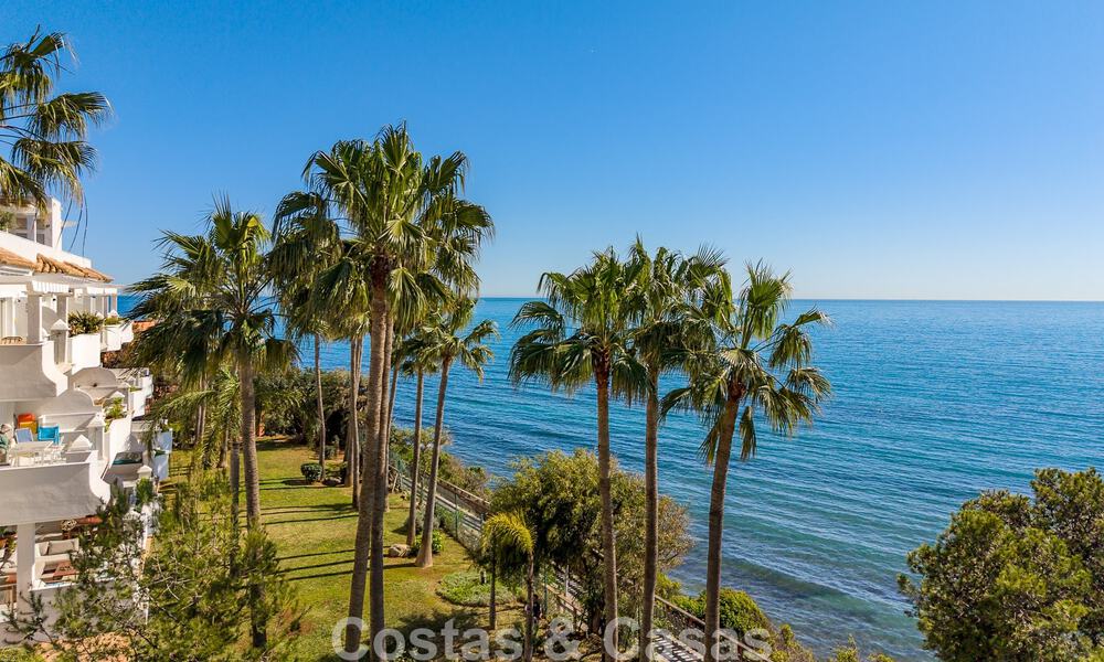 Exclusivo apartamento en primera línea de playa con vistas panorámicas al mar en venta en el centro de Estepona 795961