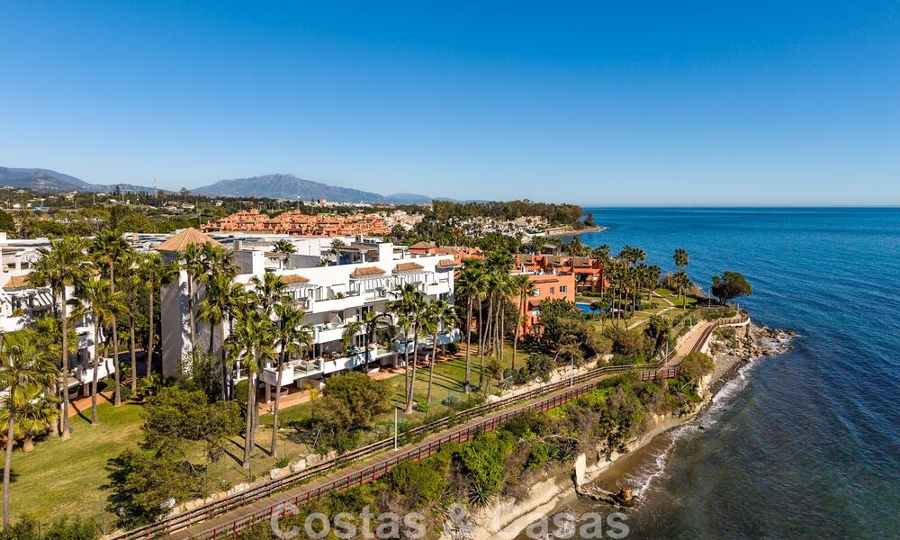 Exclusivo apartamento en primera línea de playa con vistas panorámicas al mar en venta en el centro de Estepona 795962
