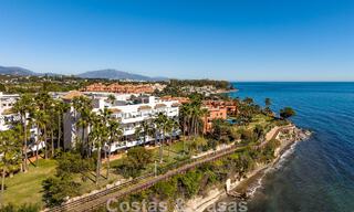 Exclusivo apartamento en primera línea de playa con vistas panorámicas al mar en venta en el centro de Estepona 795962 