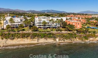 Exclusivo apartamento en primera línea de playa con vistas panorámicas al mar en venta en el centro de Estepona 795963 