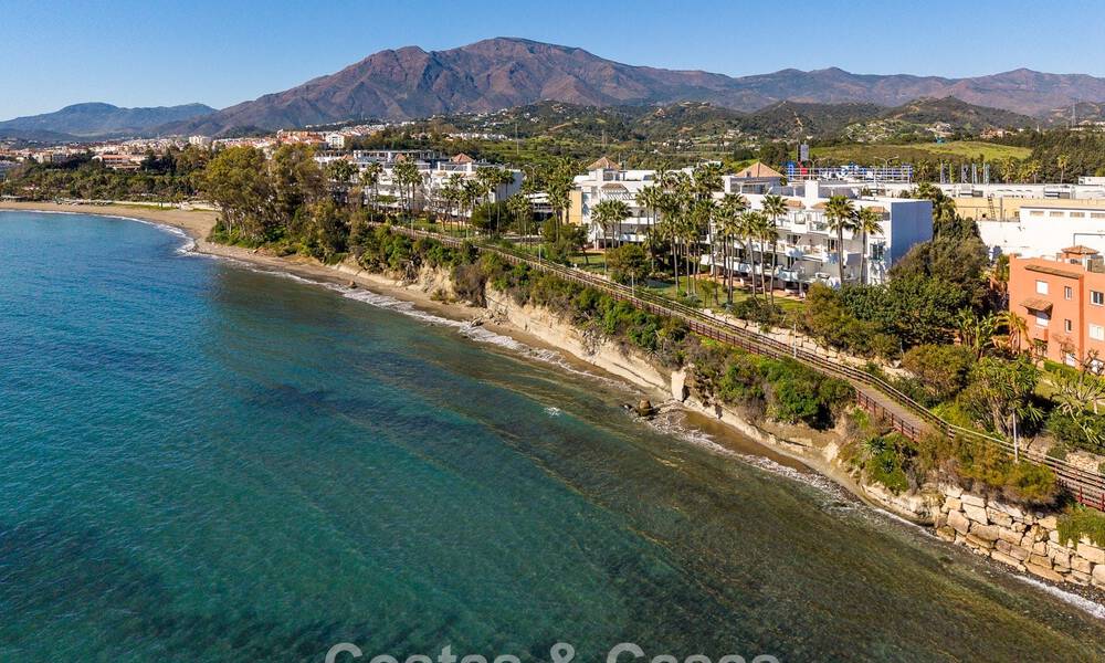 Exclusivo apartamento en primera línea de playa con vistas panorámicas al mar en venta en el centro de Estepona 795964