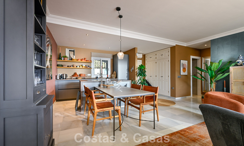 Exclusivo apartamento en primera línea de playa con vistas panorámicas al mar en venta en el centro de Estepona 795968