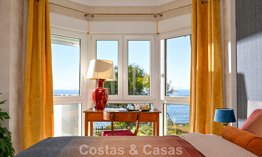 Exclusivo apartamento en primera línea de playa con vistas panorámicas al mar en venta en el centro de Estepona 795971