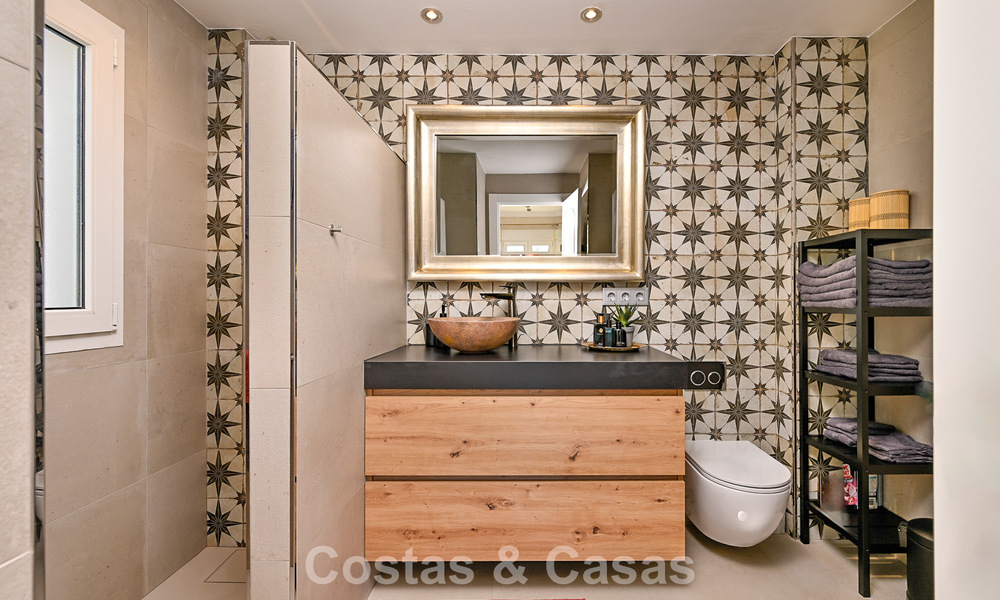 Exclusivo apartamento en primera línea de playa con vistas panorámicas al mar en venta en el centro de Estepona 795972