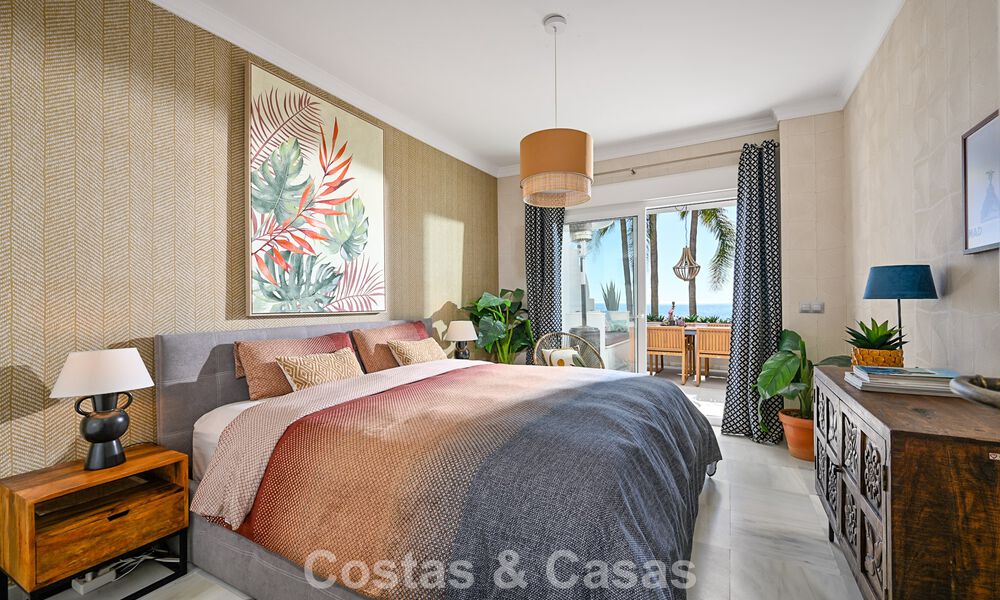Exclusivo apartamento en primera línea de playa con vistas panorámicas al mar en venta en el centro de Estepona 795973