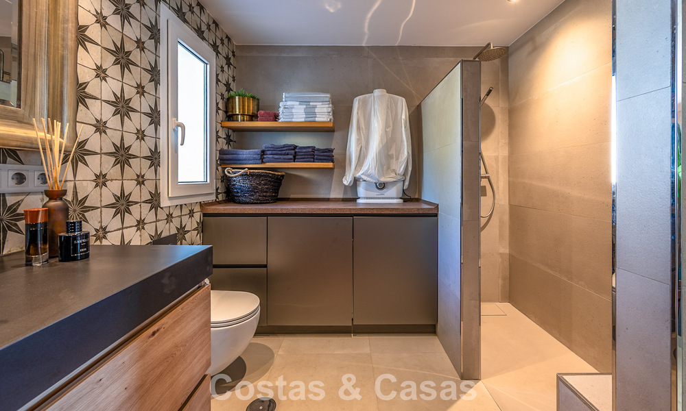 Exclusivo apartamento en primera línea de playa con vistas panorámicas al mar en venta en el centro de Estepona 795974