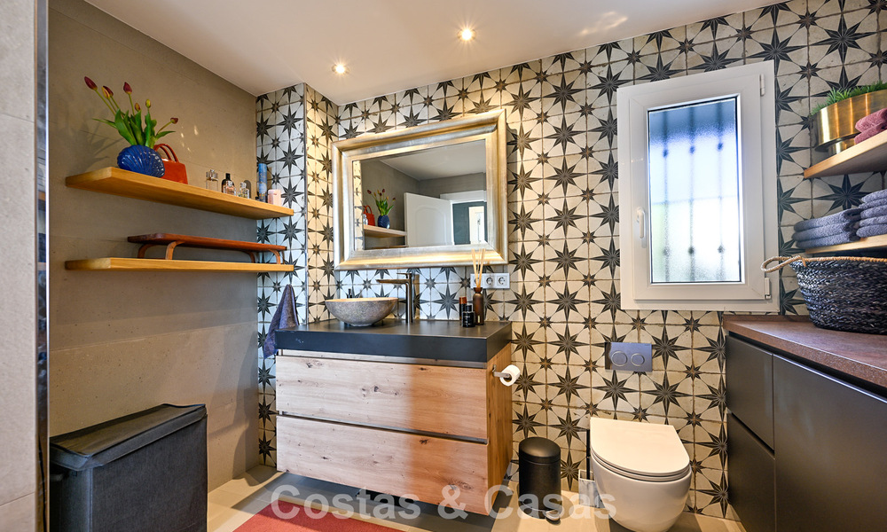 Exclusivo apartamento en primera línea de playa con vistas panorámicas al mar en venta en el centro de Estepona 795975