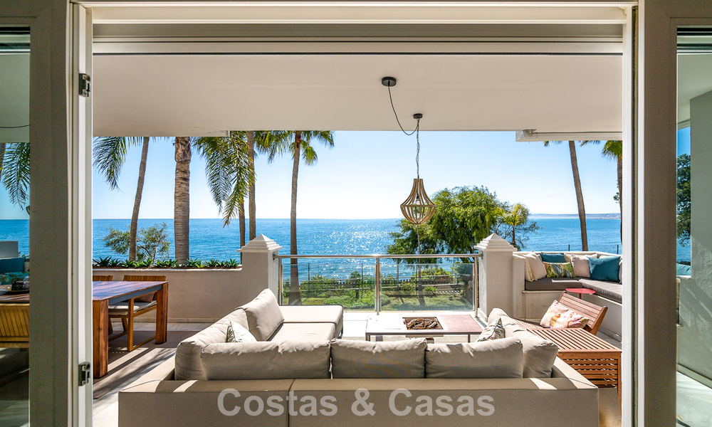 Exclusivo apartamento en primera línea de playa con vistas panorámicas al mar en venta en el centro de Estepona 795976