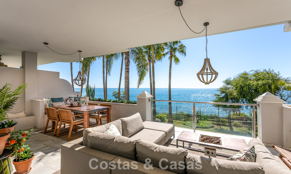 Exclusivo apartamento en primera línea de playa con vistas panorámicas al mar en venta en el centro de Estepona 795978