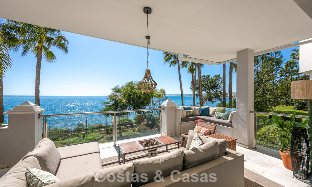 Exclusivo apartamento en primera línea de playa con vistas panorámicas al mar en venta en el centro de Estepona 795979