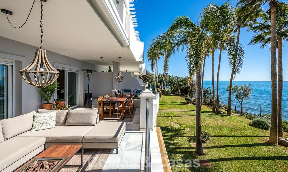 Exclusivo apartamento en primera línea de playa con vistas panorámicas al mar en venta en el centro de Estepona 795981