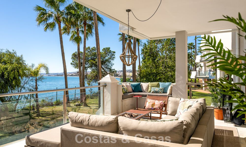 Exclusivo apartamento en primera línea de playa con vistas panorámicas al mar en venta en el centro de Estepona 795984