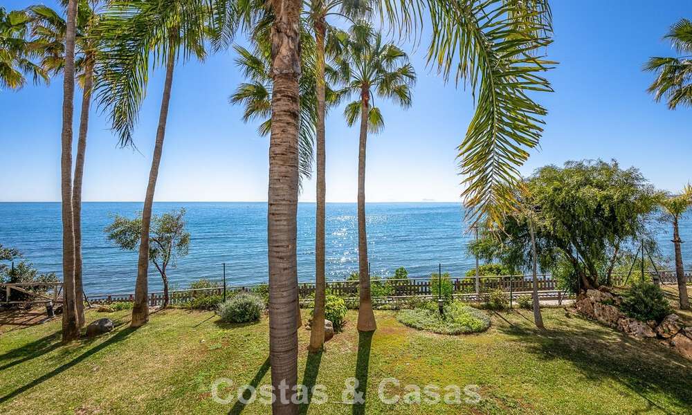 Exclusivo apartamento en primera línea de playa con vistas panorámicas al mar en venta en el centro de Estepona 795986