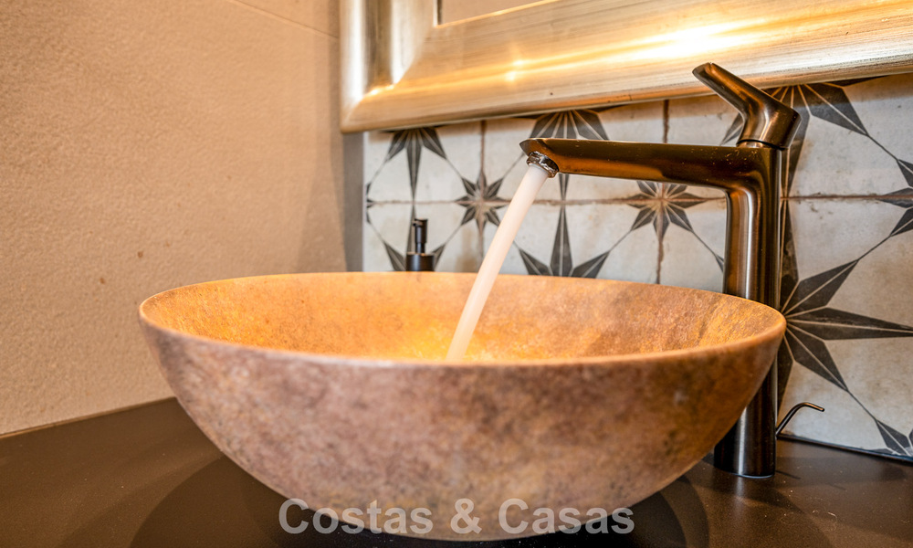 Exclusivo apartamento en primera línea de playa con vistas panorámicas al mar en venta en el centro de Estepona 795989