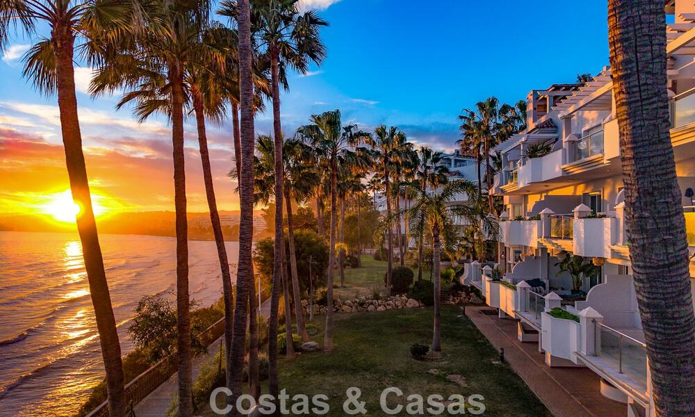 Exclusivo apartamento en primera línea de playa con vistas panorámicas al mar en venta en el centro de Estepona 795992