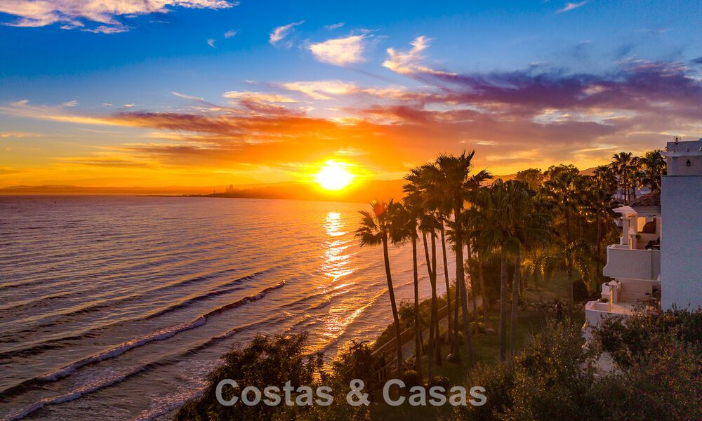 Exclusivo apartamento en primera línea de playa con vistas panorámicas al mar en venta en el centro de Estepona 795993