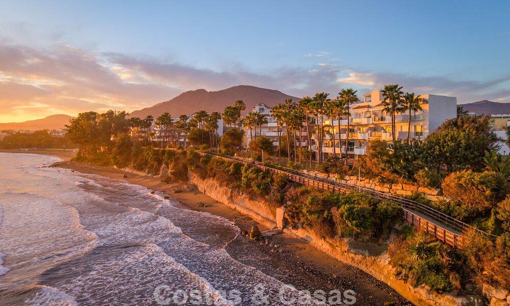 Exclusivo apartamento en primera línea de playa con vistas panorámicas al mar en venta en el centro de Estepona 795994