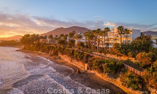 Exclusivo apartamento en primera línea de playa con vistas panorámicas al mar en venta en el centro de Estepona 795994 