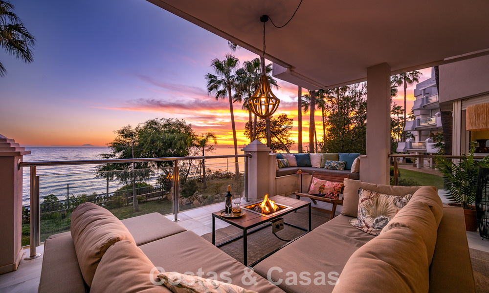 Exclusivo apartamento en primera línea de playa con vistas panorámicas al mar en venta en el centro de Estepona 796000