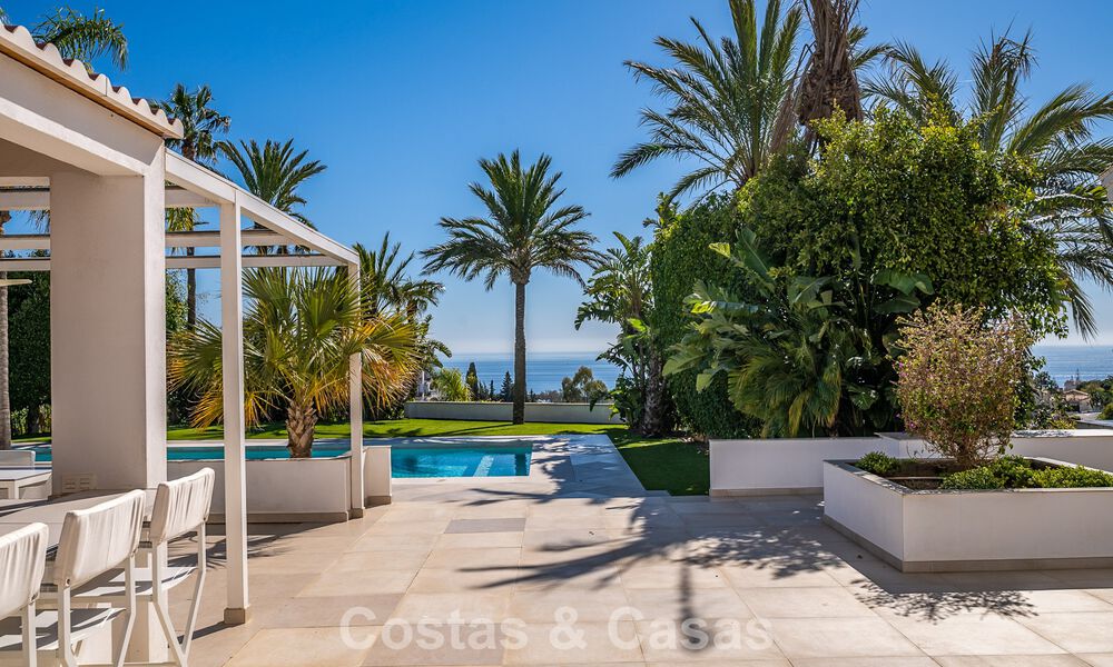 Majestuosa villa modernamente renovada con vistas panorámicas al mar en venta en una amplia parcela al este del centro de Marbella 796489