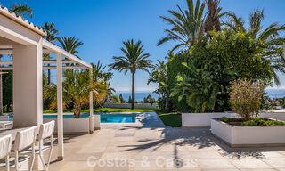 Majestuosa villa modernamente renovada con vistas panorámicas al mar en venta en una amplia parcela al este del centro de Marbella 796489 