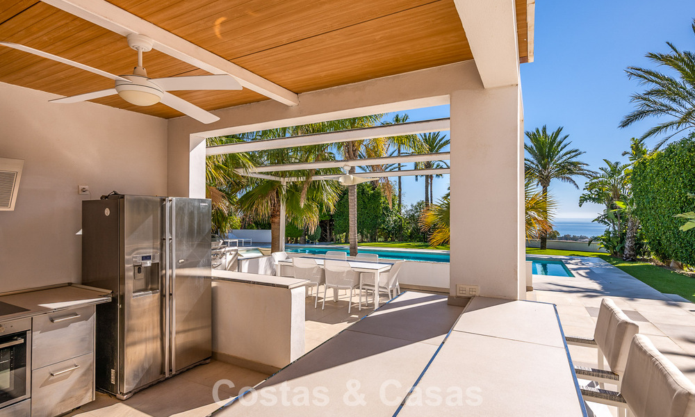 Majestuosa villa modernamente renovada con vistas panorámicas al mar en venta en una amplia parcela al este del centro de Marbella 796490