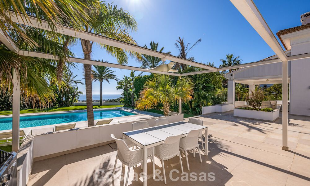 Majestuosa villa modernamente renovada con vistas panorámicas al mar en venta en una amplia parcela al este del centro de Marbella 796491