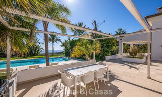 Majestuosa villa modernamente renovada con vistas panorámicas al mar en venta en una amplia parcela al este del centro de Marbella 796491 