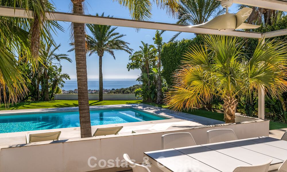Majestuosa villa modernamente renovada con vistas panorámicas al mar en venta en una amplia parcela al este del centro de Marbella 796492