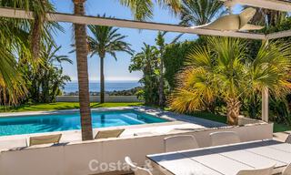 Majestuosa villa modernamente renovada con vistas panorámicas al mar en venta en una amplia parcela al este del centro de Marbella 796492 