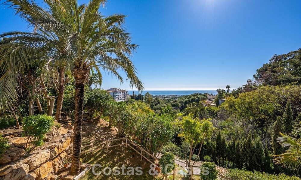 Majestuosa villa modernamente renovada con vistas panorámicas al mar en venta en una amplia parcela al este del centro de Marbella 796494
