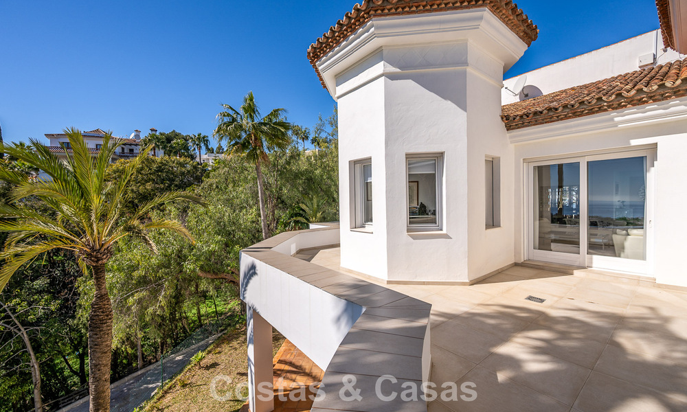 Majestuosa villa modernamente renovada con vistas panorámicas al mar en venta en una amplia parcela al este del centro de Marbella 796495