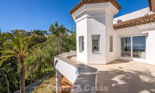 Majestuosa villa modernamente renovada con vistas panorámicas al mar en venta en una amplia parcela al este del centro de Marbella 796495 