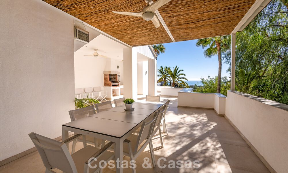 Majestuosa villa modernamente renovada con vistas panorámicas al mar en venta en una amplia parcela al este del centro de Marbella 796496