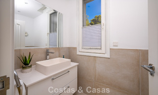 Majestuosa villa modernamente renovada con vistas panorámicas al mar en venta en una amplia parcela al este del centro de Marbella 796499 