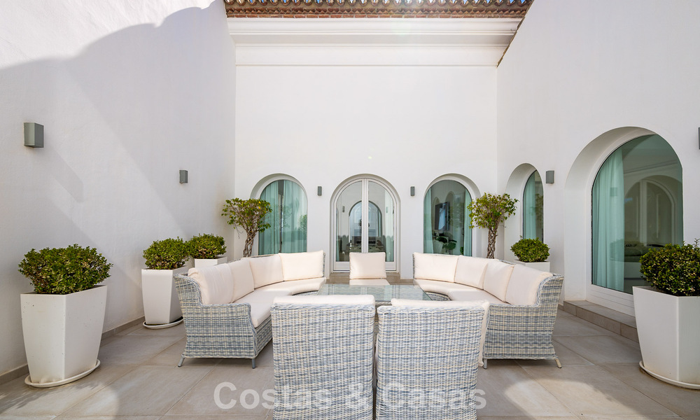 Majestuosa villa modernamente renovada con vistas panorámicas al mar en venta en una amplia parcela al este del centro de Marbella 796500
