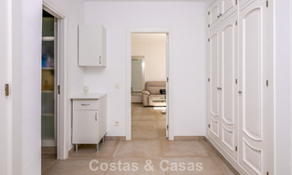 Majestuosa villa modernamente renovada con vistas panorámicas al mar en venta en una amplia parcela al este del centro de Marbella 796501 