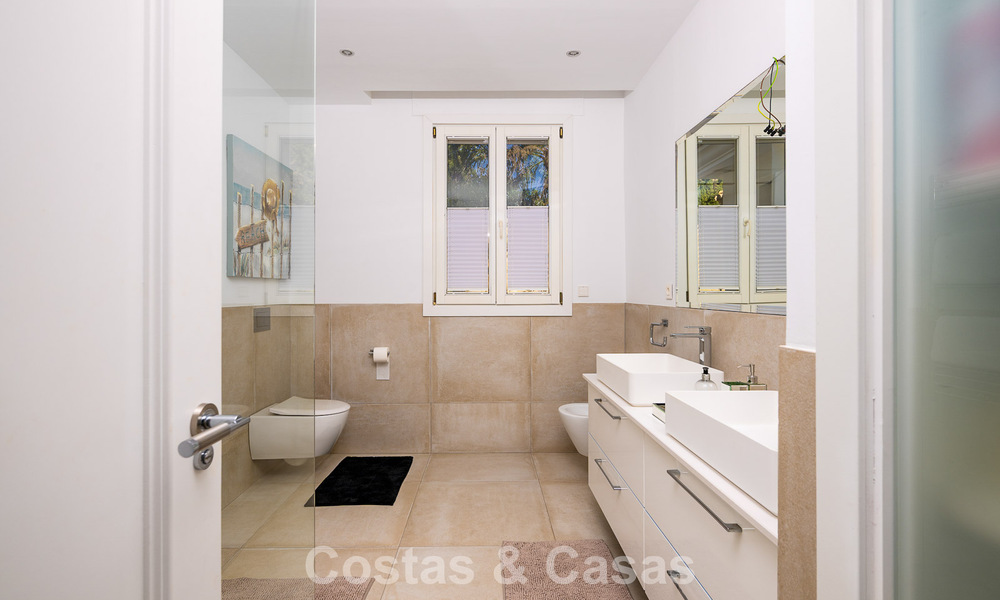 Majestuosa villa modernamente renovada con vistas panorámicas al mar en venta en una amplia parcela al este del centro de Marbella 796503