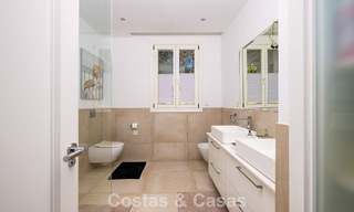 Majestuosa villa modernamente renovada con vistas panorámicas al mar en venta en una amplia parcela al este del centro de Marbella 796503 