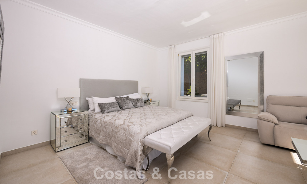 Majestuosa villa modernamente renovada con vistas panorámicas al mar en venta en una amplia parcela al este del centro de Marbella 796504