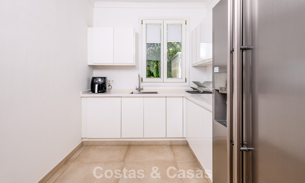 Majestuosa villa modernamente renovada con vistas panorámicas al mar en venta en una amplia parcela al este del centro de Marbella 796511