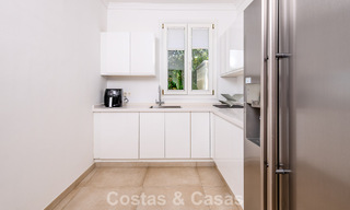 Majestuosa villa modernamente renovada con vistas panorámicas al mar en venta en una amplia parcela al este del centro de Marbella 796511 