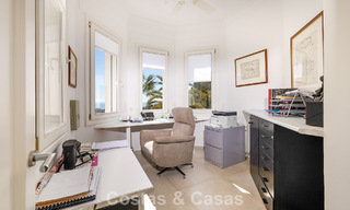 Majestuosa villa modernamente renovada con vistas panorámicas al mar en venta en una amplia parcela al este del centro de Marbella 796512 