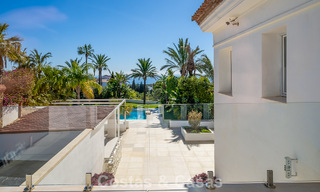 Majestuosa villa modernamente renovada con vistas panorámicas al mar en venta en una amplia parcela al este del centro de Marbella 796517 