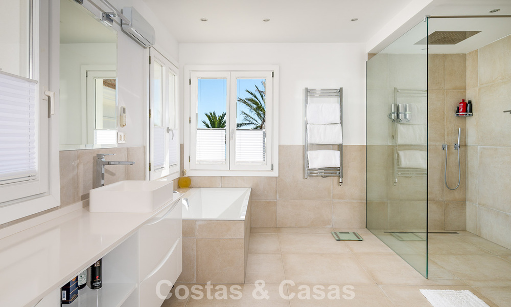 Majestuosa villa modernamente renovada con vistas panorámicas al mar en venta en una amplia parcela al este del centro de Marbella 796518