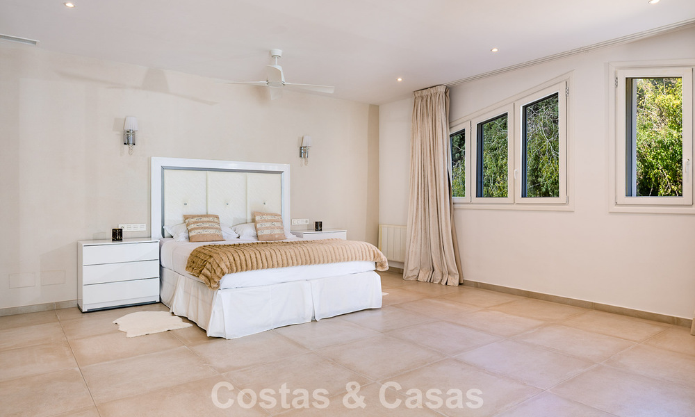 Majestuosa villa modernamente renovada con vistas panorámicas al mar en venta en una amplia parcela al este del centro de Marbella 796519