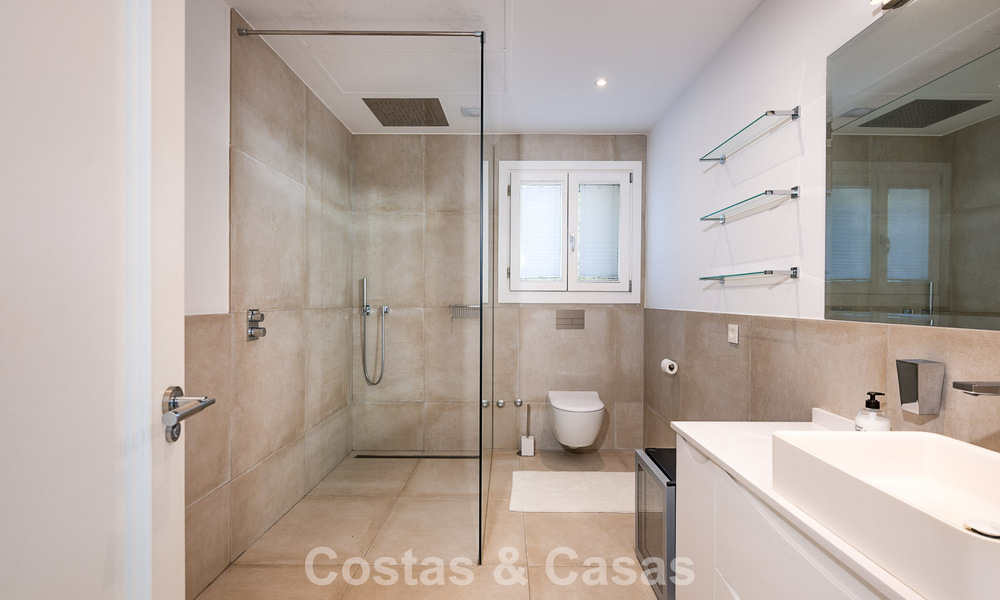 Majestuosa villa modernamente renovada con vistas panorámicas al mar en venta en una amplia parcela al este del centro de Marbella 796520